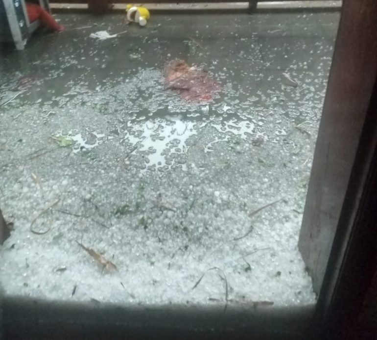 Chuva de granizo causa estragos e prejuízos em Nova Era