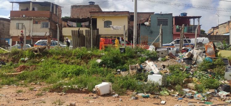 Corpo é resgatado pelos bombeiros no Córrego do Onça em BH