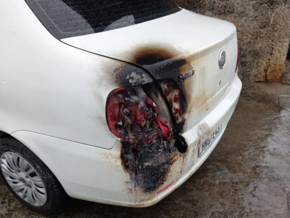 Posto de combustíveis pega fogo após raio atingir rede elétrica