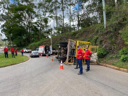 Caminhão tomba na rotatória do bairro Areão em Itabira