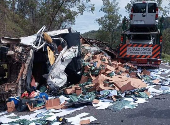 Caminhão tomba, bate em carreta e deixa BR-381 com trânsito parado em Monlevade