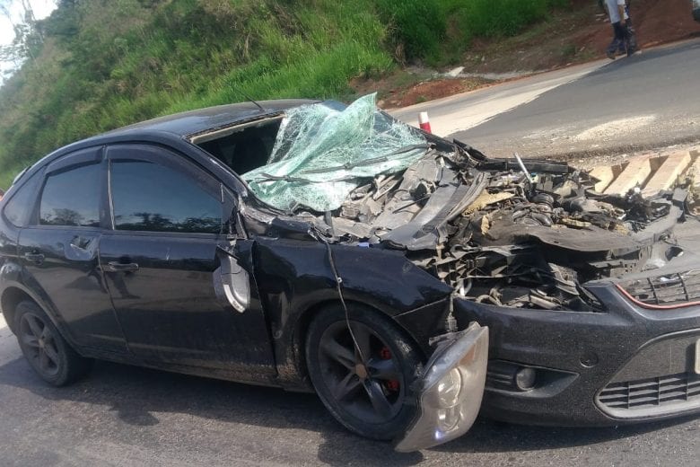 Carro bate na traseira de ônibus e quatro pessoas ficam feridas na BR-381