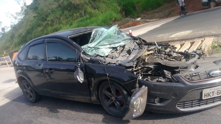 Carro bate na traseira de ônibus e quatro pessoas ficam feridas na BR-381