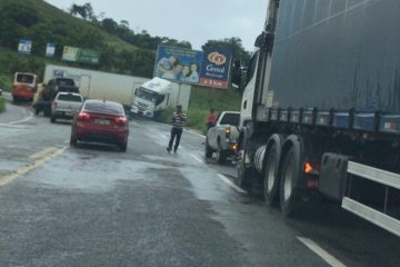 Carreta vira em “L” na BR-381 e para trânsito próximo ao Corte de Pedras, em Monlevade