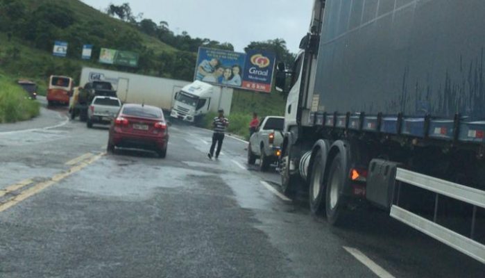 Carreta vira em "L" na BR-381 e para trânsito próximo ao Corte de Pedras, em Monlevade