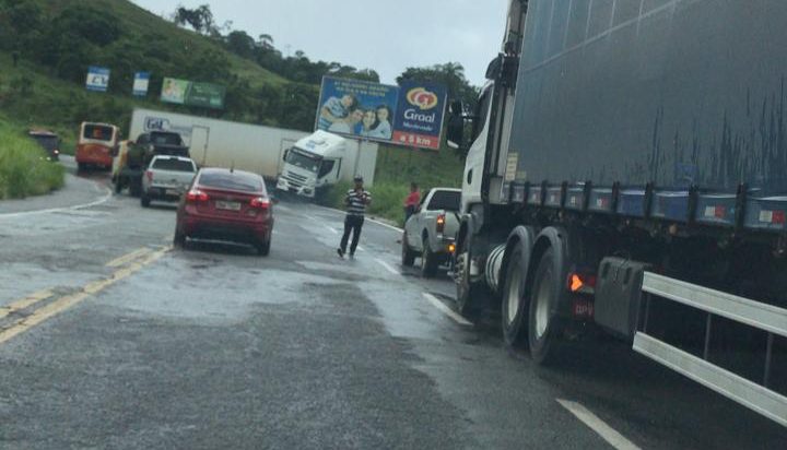 Carreta vira em “L” na BR-381 e para trânsito próximo ao Corte de Pedras, em Monlevade
