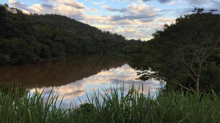 Bombeiros afirmam: "não vamos embora sem puxar o caminhão da água"