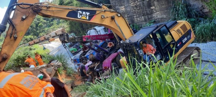 caminhao-e-corpo-do-motorista-ainda-continuam-no-rio-piracicaba
