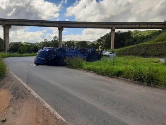 Caminhão carregado de caixas d'água tomba na MGC-120, em Itabira