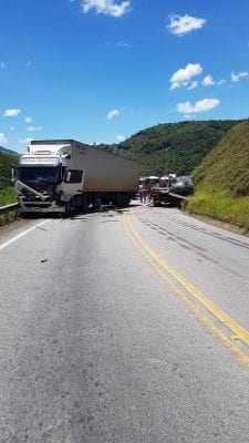 acidente-envolvendo-carreta-interdita-rodovia-mgc-120-em-nova-era