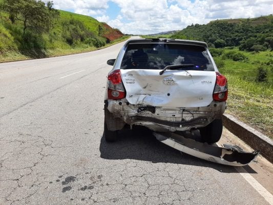 motociclista-e-socorrido-apos-bater-na-traseira-de-um-carro-na-mg-129