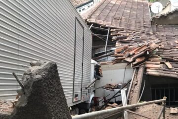 Caminhão desgovernado invade casa em Ferros e causa destruição