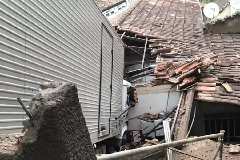 Caminhão desgovernado invade casa em Ferros e causa destruição