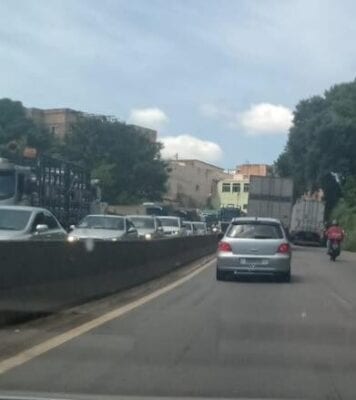 Entrada e saída de Belo Horizonte apresentam lentidão no trânsito neste sábado (30)