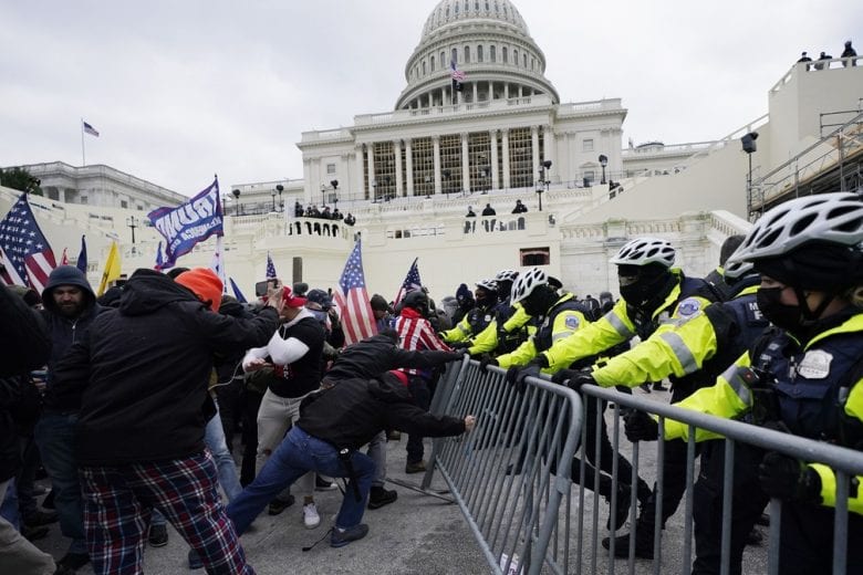 Trump incita apoiadores que invadem Congresso dos EUA; veja fotos