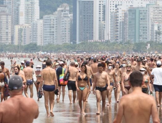 Banhistas lotam praias de Santos e desrespeitam regras da fase vermelha