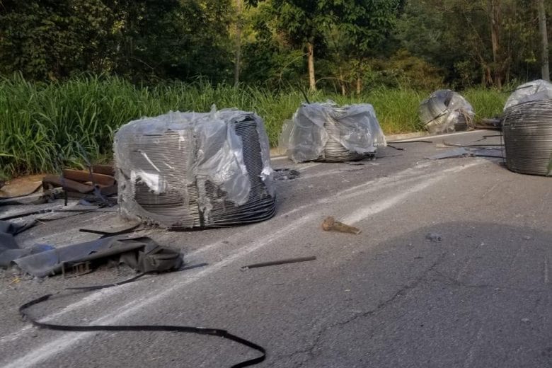 Caminhão tomba na BR-381 e carga se espalha na pista