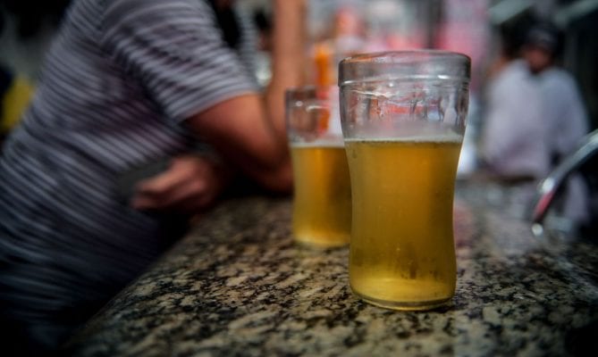 branco; bebidas alcoólicas em Minas Gerais