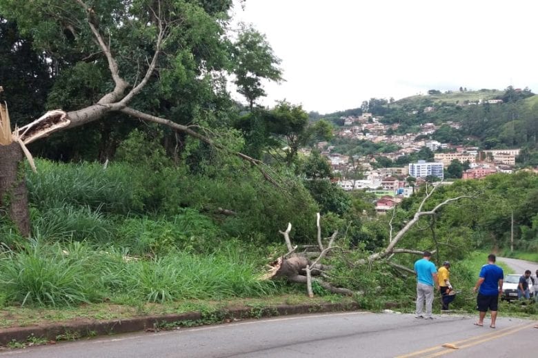 Chuva causa estragos e deixa bairros sem luz em Itabira