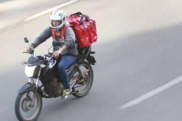 Clientes de fast food que encontraram caco de vidro na comida serão indenizados
