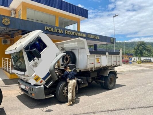 PRF apreende caminhão clonado do exército na BR-381, em João Monlevade