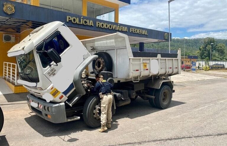 PRF apreende caminhão clone do exército na BR-381, em João Monlevade