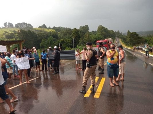 Moradores de comunidade de Ouro Preto protestam na BR-356