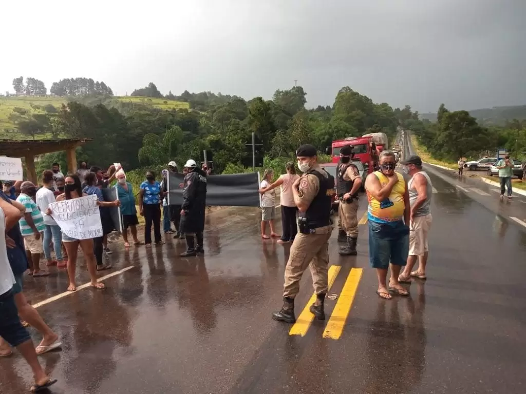Moradores de comunidade de Ouro Preto protestam na BR-356