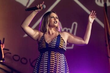 Rádio Caraça FM relembra maiores sucesso de Marília Mendonça neste sábado