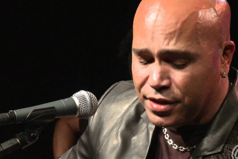 Sofrendo com crise, corretora faz apelo para vender mansão de cantor sertanejo à preço de banana