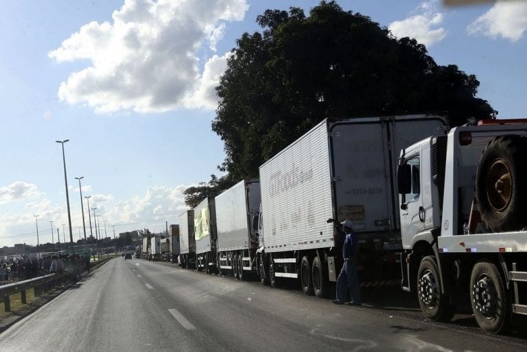 Sindicatos de petroleiros declaram apoio a greve dos caminhoneiros