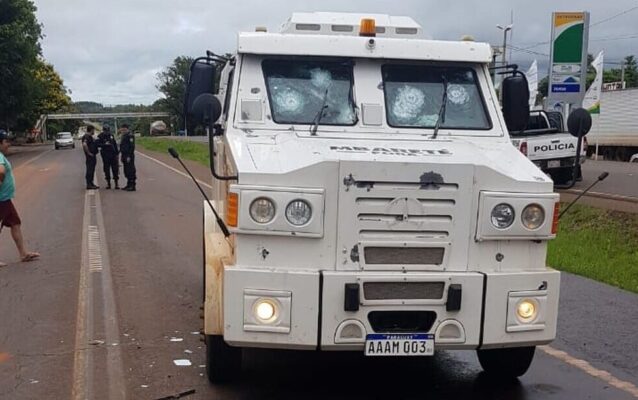 Bandidos usam explosivo, atacam carro forte e levam R$ 1,2 milhão