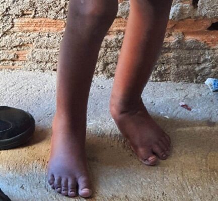 PM prende três por tortura; criança era acorrentada em um barril