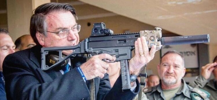 Governo Bolsonaro amplia acesso a armas e munições