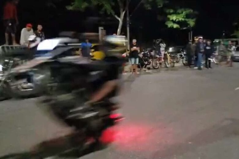 ‘Racha’ de motos termina com menor de 17 anos baleado