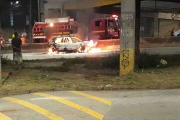 Carro pega fogo e complica trânsito no Anel Rodoviário, em BH