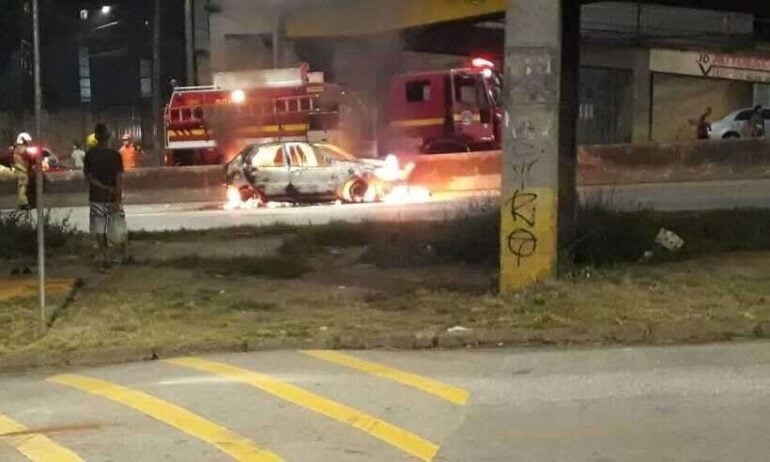 Carro pega fogo e complica trânsito no Anel Rodoviário, em BH