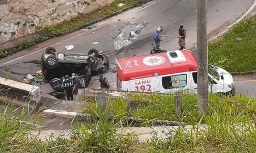 Carro cai de viaduto em BH e três pessoas ficam feridas