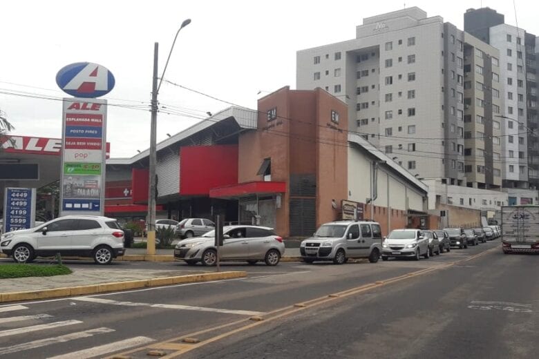 Postos de gasolina itabiranos já registram filas enormes; confira vídeos