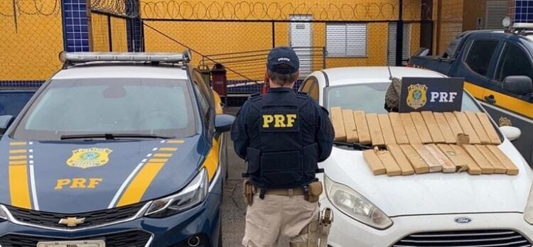 prf-apreende-de-25kg-de-maconha-em-carro-roubado-na-br-267