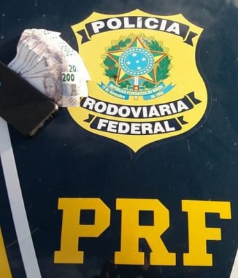 PRF apreende notas falsas de R$ 200 durante fiscalização na BR-381