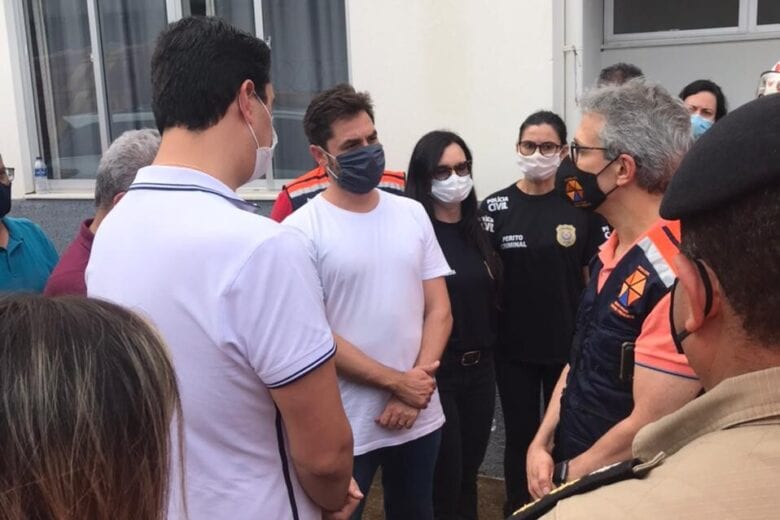 “Situação de muita tensão”, diz Bernardo Mucida em visita à Santa Maria de Itabira