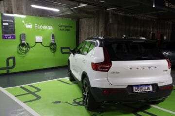 Volvo e EnelX vão instalar 250 eletropostos em estacionamentos da Estapar