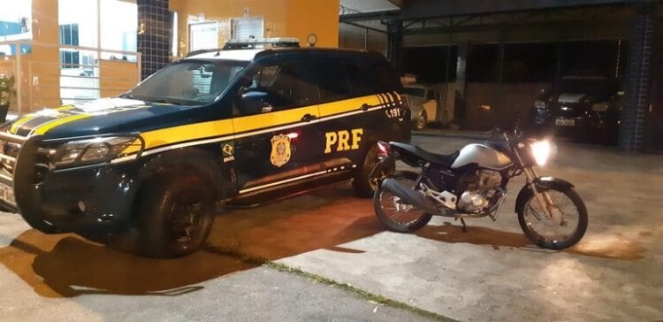 PRF recupera moto roubada e prende condutor na BR-381, em João Monlevade