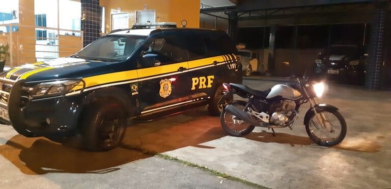 PRF recupera moto roubada e prende condutor na BR-381, em João Monlevade