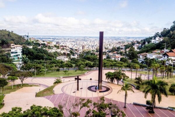 Ex-PM é detido por desacato após dar soco em guarda municipal, em BH
