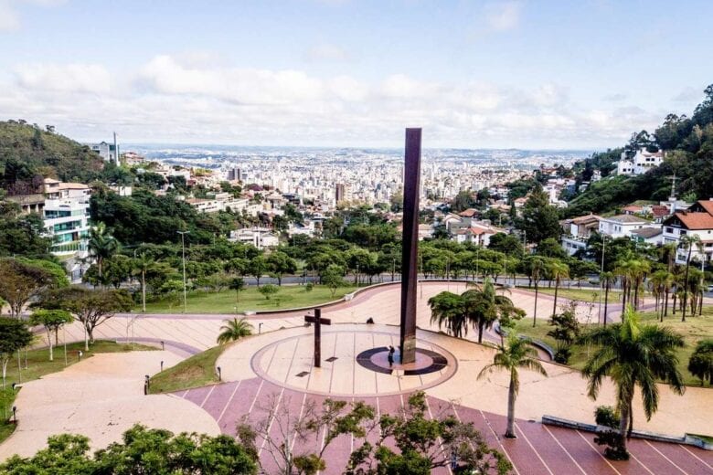 Ex-PM é detido por desacato após dar soco em guarda municipal, em BH