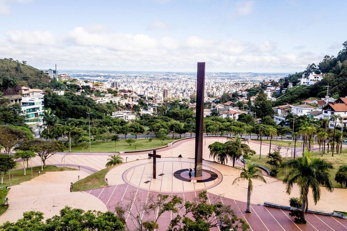 Ex-PM é detido por desacato após dar soco em guarda municipal, em BH