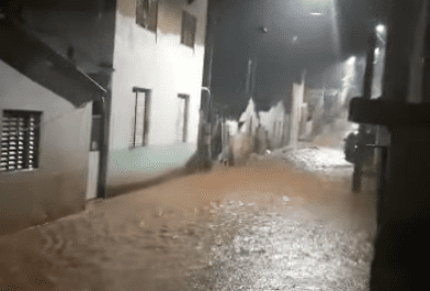 Chuva forte alaga ruas de Santa Maria e Passabém; veja vídeos
