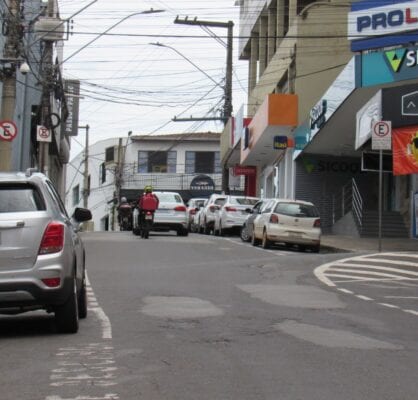 Rua Doutor Sizenando de Barros passa por manutenção na rede de esgoto